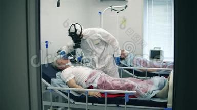 医护人员正在检查一个戴氧气罩的人的体温